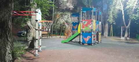 Детская площадка Аманжолова, 6