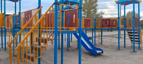 Детская площадка в сквере в 21-й микрорайоне
