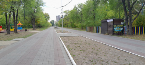 Пешеходный тротуар в парке