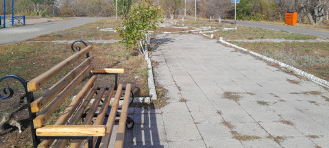 Скамейка возле спортивной площадки
