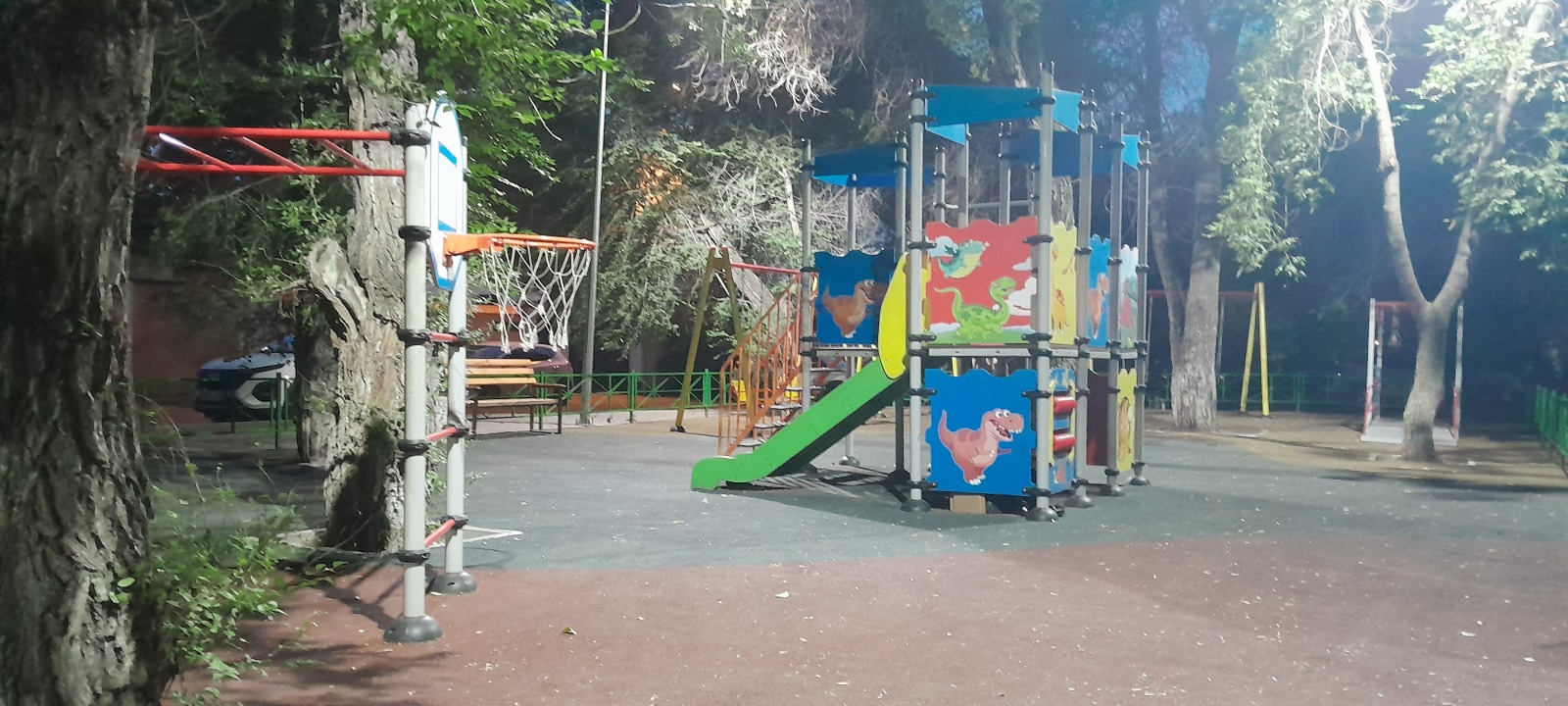 Детская площадка Аманжолова, 6