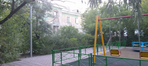 Двор с качелями