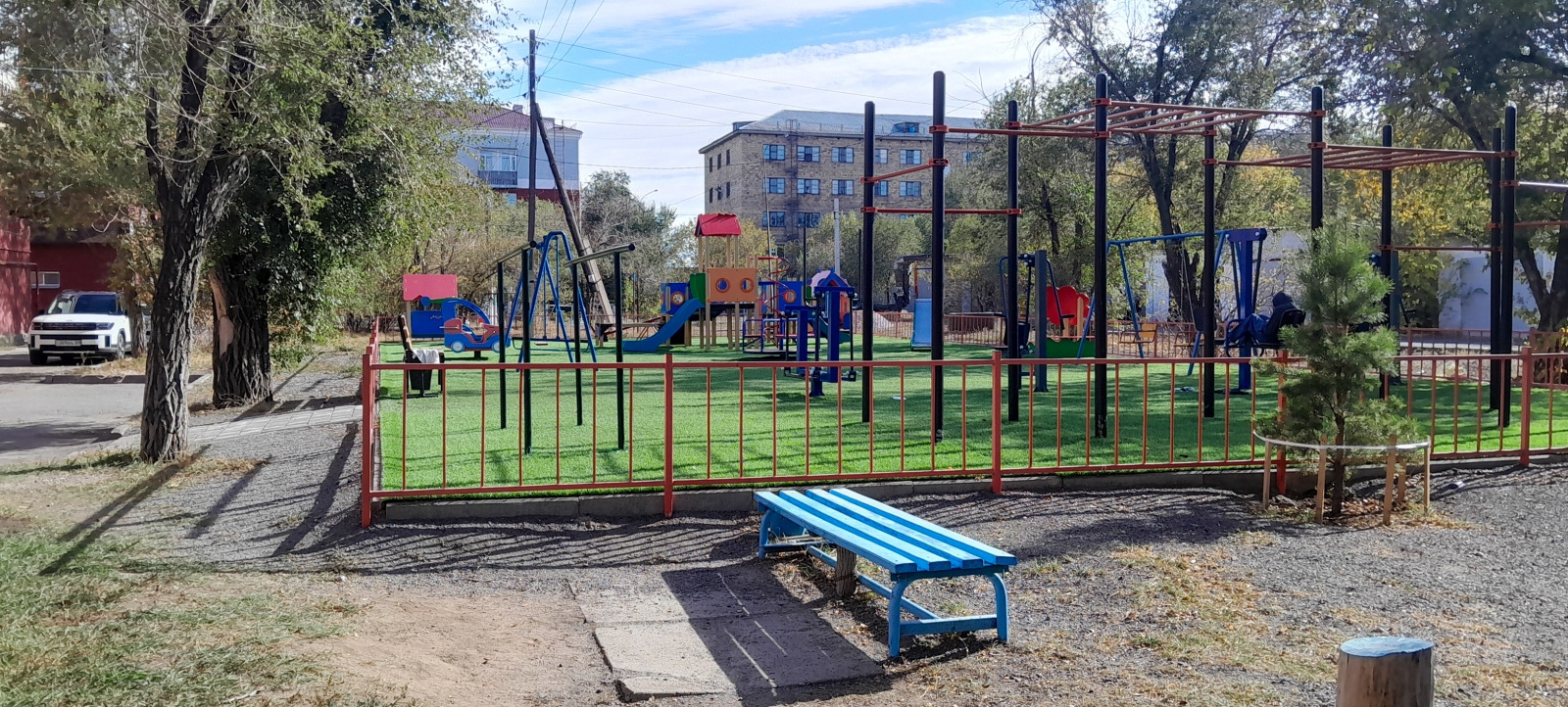 Детская площадка во дворе пр. Ленина, 3