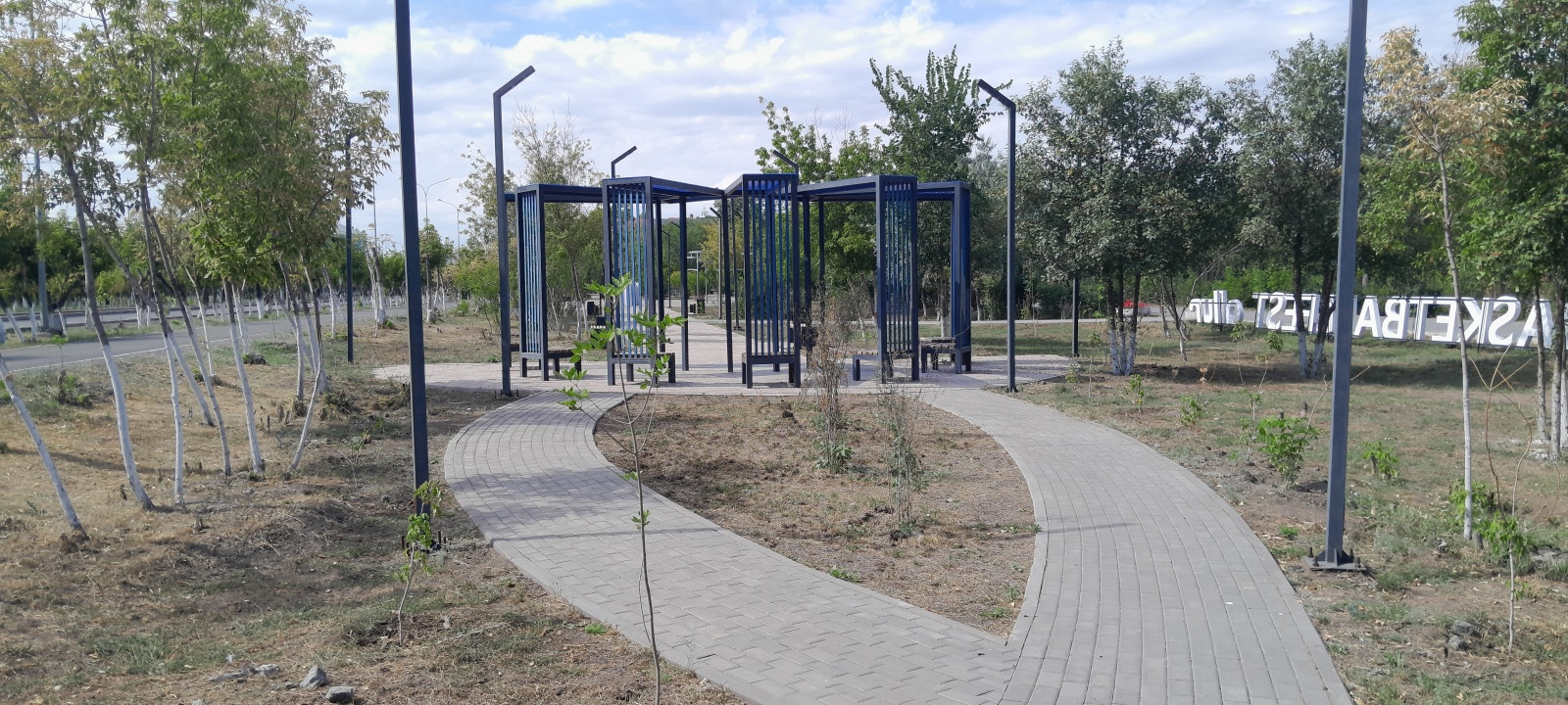 Лавочки в парке