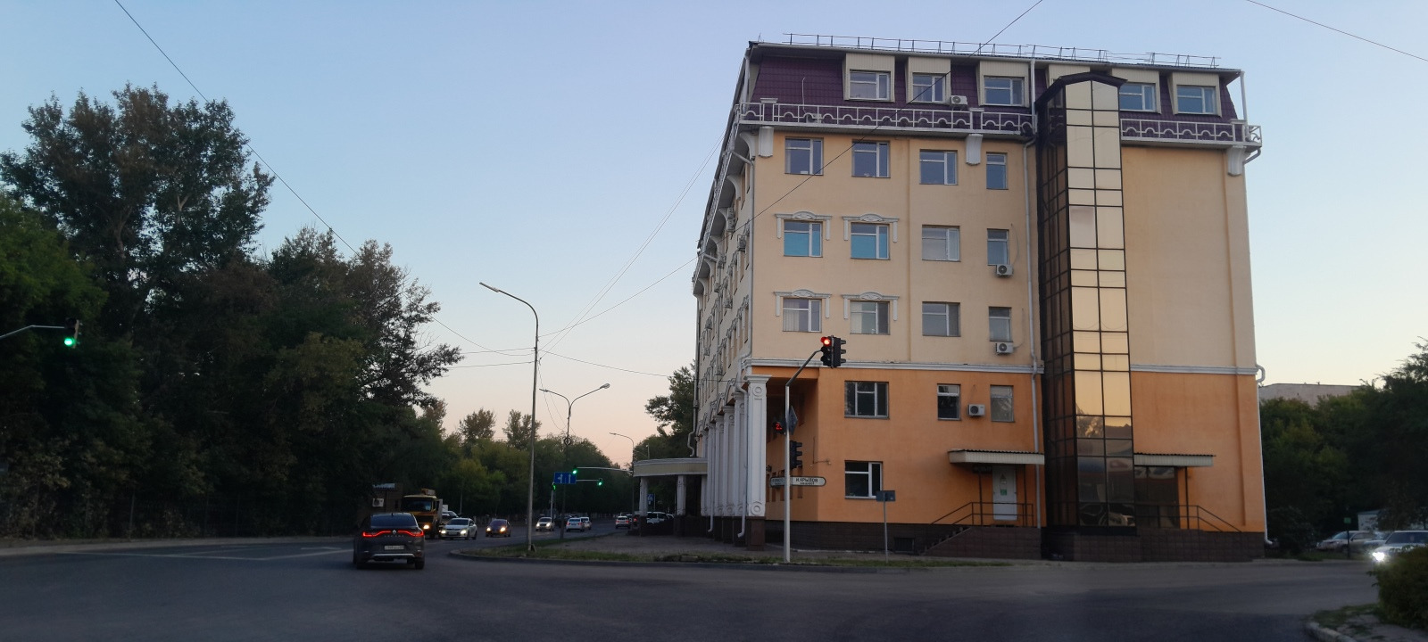 Перекресток Крылова - Ипподромная - Аманжолова, поликлиника №1