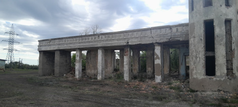 Здание постепенно разрушается