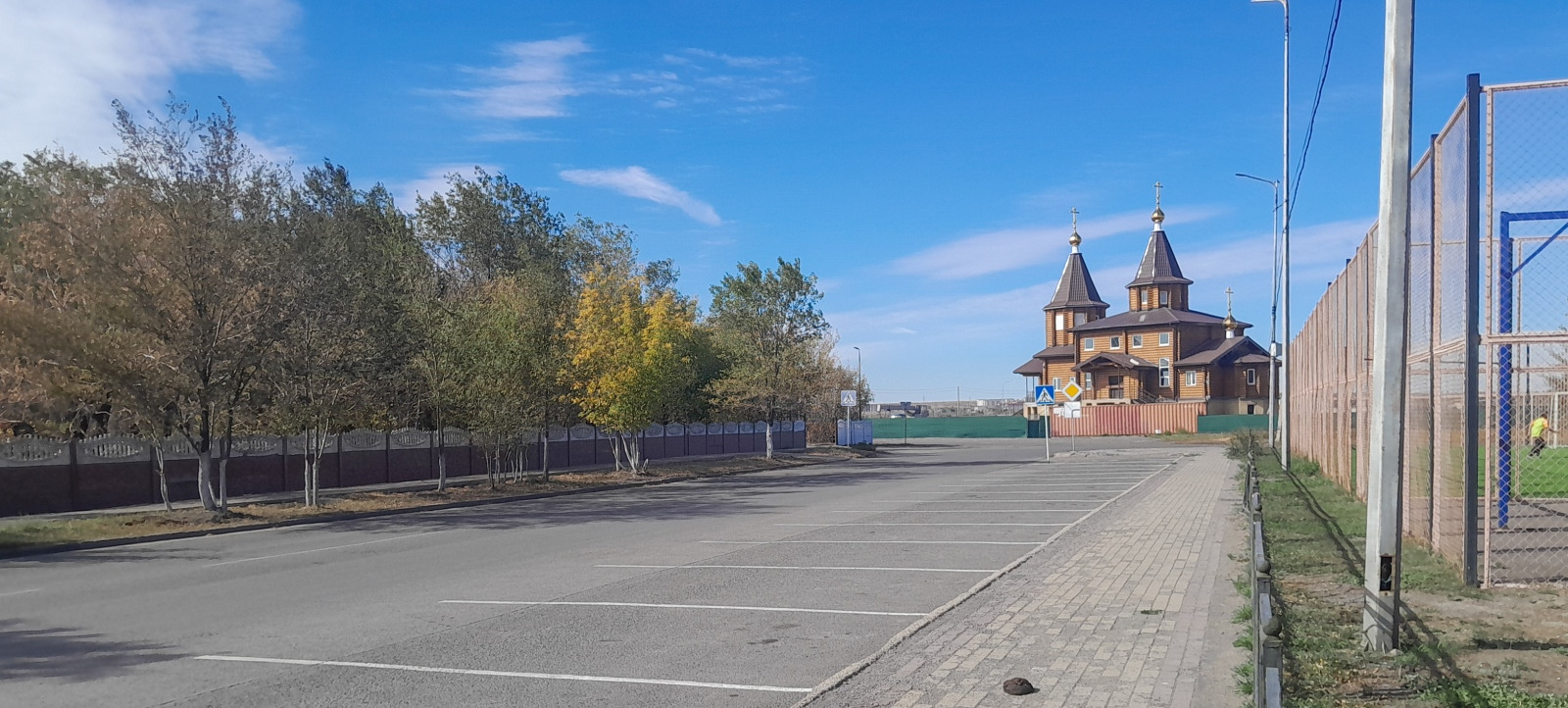 Вид на парковку и храм Св. Тихона