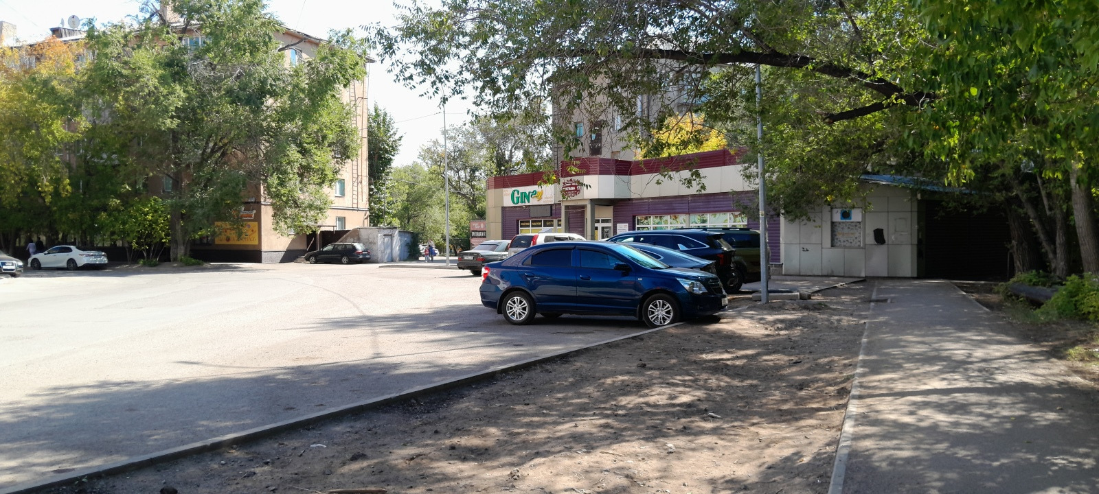 Парковка возле Ержанова, 22