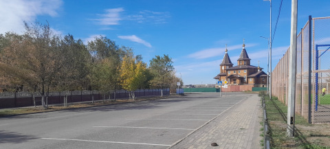 Вид на парковку и храм Св. Тихона