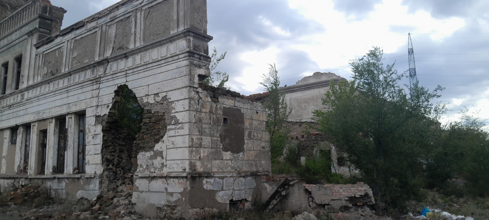 Разрушенная часть Каздрамтеатра